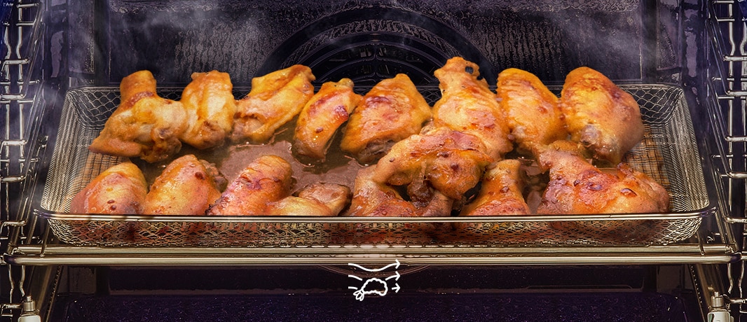 Image d'ailes de poulet en train d'être frites à l'air